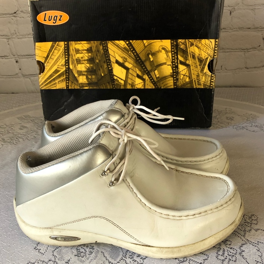 SHOES - Men's Lugz Alpha white and silver leather chukka boots. Size 9.